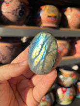 Load image into Gallery viewer, Labradorite Palm Stone