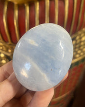 Load image into Gallery viewer, Blue Calcite Palm Stone
